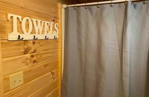 Serene 1BR Cabin near NC Z00 with Loft & Waterview - Foto 10