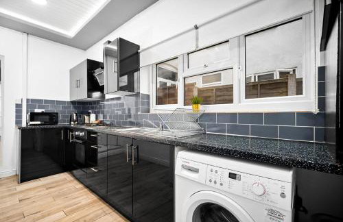 Stylish Five Bedroom House - Parking - Terrace - Fast Wi-Fi 974P - Foto 3