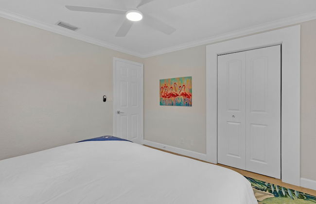 Flirty Flamingo Colorful Waterfront Escape w Pool - Foto 28