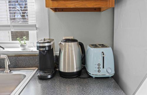 Cozy Downtown Stay w Private Backyard & Parking - Foto 23