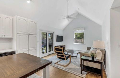 Jenkins Pond Beach Access with BBall Hoop & Grill, Bright Cape Cod Retreat near Jenkins Pond in Falmouth - Parking, Modern Retreat with Outdoor Space, 24 Hour Hospitality - Foto 23