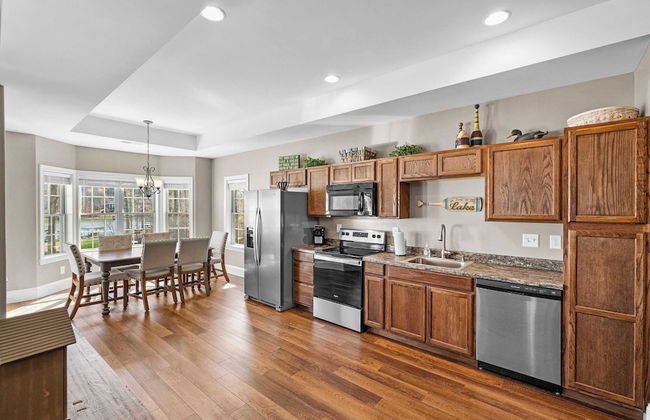 Sleeps 22, Lakefront w/ Private Dock & Pool, 2 Houses Lake Living by Avantstay - Foto 38