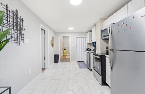 Stylish Private Room in Peaceful Home| 30 Nite Min - Foto 15