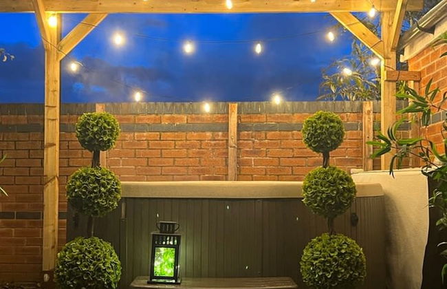 The Cheshire Gathering - Hot Tub 8 Bedroom - Photo 3