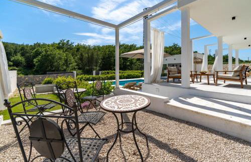 Villa Zen with 4 bedrooms, private 32 sqm pool, summer kitchen, 7 km from the beach - Photo 9