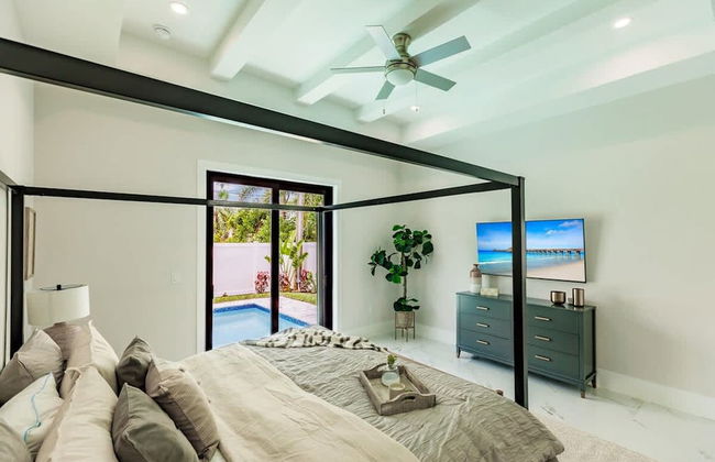 Luxurious Naples 4BR w Pool by Vanderbilt Beach - Photo 21