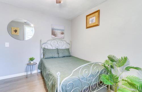 Beachy Home in Heart of Beaufort with Pool Access - Foto 16