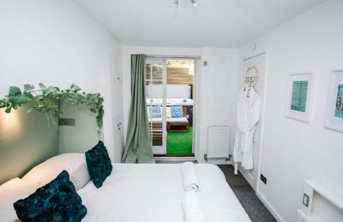 Town Centre Oasis with Two Hot Tubs - Photo 8