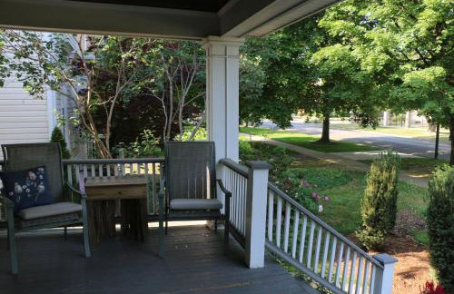 Historic Home with Outdoor Hot Tub Near Downtown in Public Transportation Hub - Photo 27