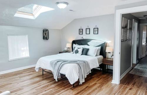 Large 4 Bedroom Home Close to Airport and IX Center - Foto 3