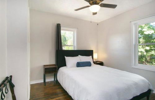 Gorgeous Notre Dame Get Away Comfy Beds WiFi Coffee Games - Foto 13