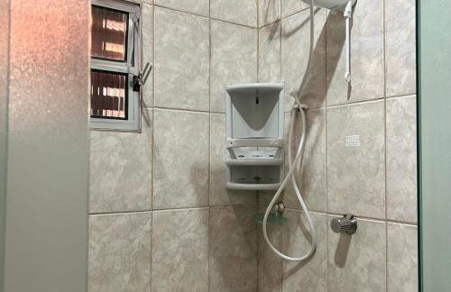 Chalé com PISCINA Privativa, com 2 QUARTOS, ESTACIONAMENTO em Condomínio com PORTARIA 24h, Sauna, Quadras, 3 PISCINAS no condomínio, Pesca e Parquinho Infantil - SmarTV na sala de estar, TV na área CHURRASQUEIRA, Wi-Fi e Cozinha Completa - Foto 73