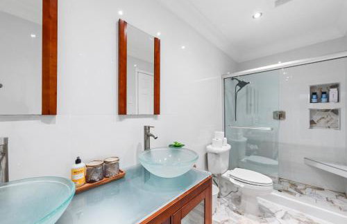 Centrally Located 4BD Oasis with Pool & Movie Patio - Foto 11