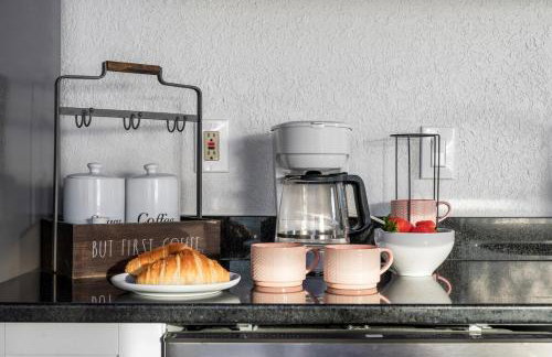 MODERN - Mins to Beach - Walk to Downtown - Free parking - Foto 13