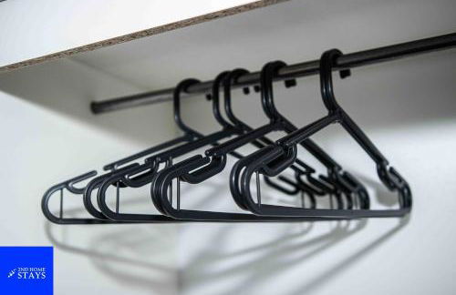 2ndHomeStays- Stoke-on-Trent-A Serene 3 Bed House with a Garden View-Suitable for Contractors-Relocation Families-Group of Friends-Sleeps 6 - 16 mins to J15 M6 and 36 mins to Alton Towers Resort - Foto 35