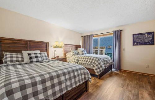 Large 2 Floor Condo, Pool Pass, Beach Club, walk to Shanty Creek - Foto 15