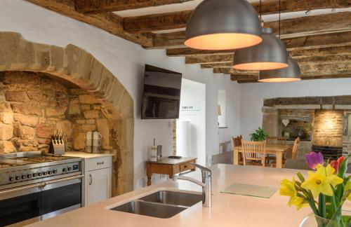 10 Bed Stunning House in village, with Hot Tub - Photo 80