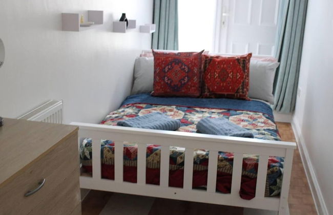 Apartment - Sleeps 4 - Garden - Parking - Photo 3