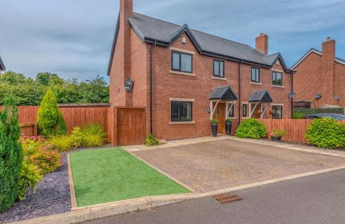 Charming Modern Retreat with Private Garden - Pass the Keys - Foto 43