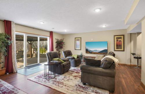 Charming 3-bedroom 1 bath basement nook with backyard view and gazebo - Foto 15