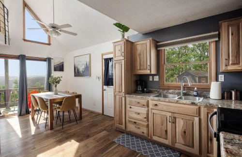 Cozy cabin w hot tub fire pit & ski access - Foto 13