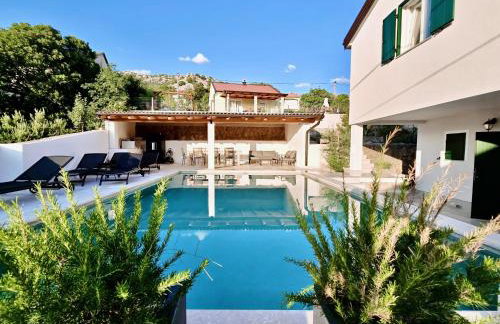 Mare`s Private House 1st floor with Pool - Foto 14