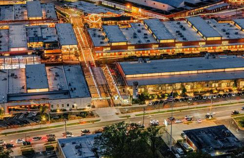 Modern 4BR Retreat in Uptown! - Foto 32