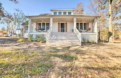 Country-Chic Home with Fire Pit, Steps to Lake! - Foto 26