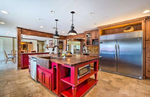 Pool and Putting Green Group Getaway in Glendale! - Foto 9