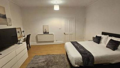 Spacious Two Bedroom Flat with Dedicated Workspace in Worsley - Foto 4