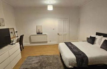 Spacious Two Bedroom Flat with Dedicated Workspace in Worsley - Foto 4