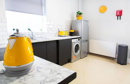 4 Bedrooms Spacious House With 2 Bathrooms Free Parking - sleeps up to 10 guests - Foto 41