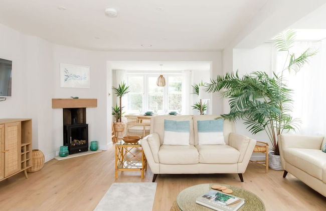 Mariners Stylish Beachside Getaway With Sea Views - Photo 56