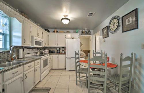 Deck and Pool Access Long Island Village Escape! - Foto 9