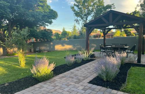 Sedona Uptown Gem!Large yard w grass and shade trees! Views!! NEW! BARREL SAUNA!!! Close to trails, walk to Uptown Sedona, restaurants and shopping - Foto 19