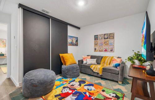 Colorful vibrant Oasis Sleeps 10, 10min to Disney - Photo 18