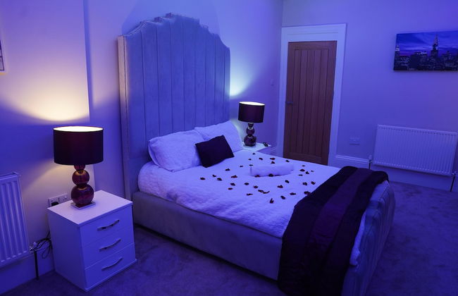 2 Bed Flat - Sleeps 4 - Jacuzzi Bath - Parking - Foto 4