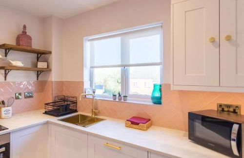 Chic, immaculate Warwick apartment sleeps 4,2 bathrooms, free private parking, easy walk to Warwick, canal-side pub on doorstep - perfect for family breaks, the races or work stays - Foto 19