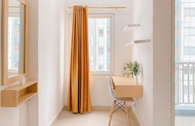 Homey and Simply Studio Apartment at The Nest Puri - Foto 7
