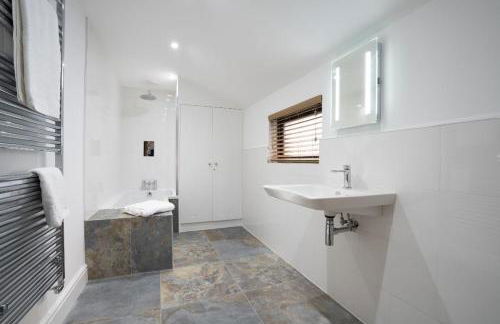 New 2 Bedroom Home at Waterhead Range by LetMeStay - Foto 16