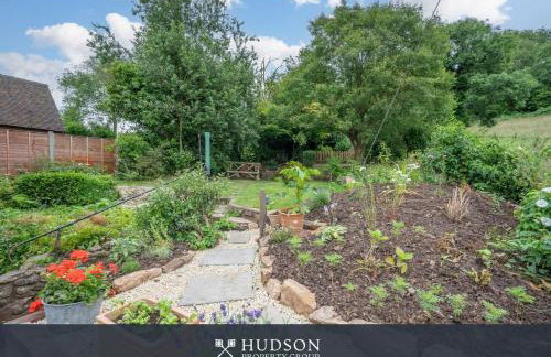 Modern Snitton Cottage & Gardens - Photo 26