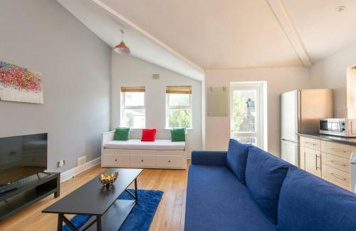 Lovely 3-bed 20 minutes to Central London - Photo 2