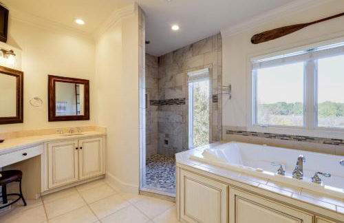 Lakefront Haven with Hot Tub and Game Room in Hickory! - Foto 17