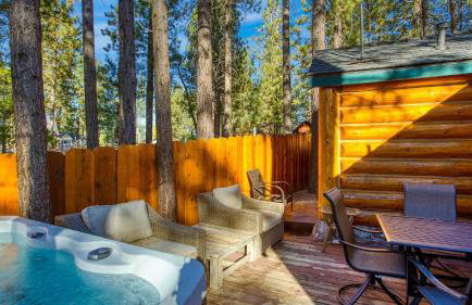 Pinetree Place by Avantstay Group Cabin w/ Hot Tub Minutes to the Lake - Photo 70