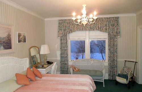 Amazing Villa Rental near Lake Michigan for Family or Group Glamping Vacations in Sheboygan, Wisconsin - Photo 15