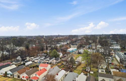 Charming Home in the Highlands W Private Backyard - Foto 49