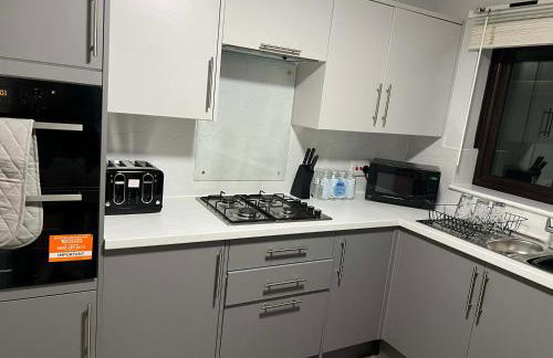 Spacious 4 Bedroom House in Corby Sleeps 9 Parking - Foto 2