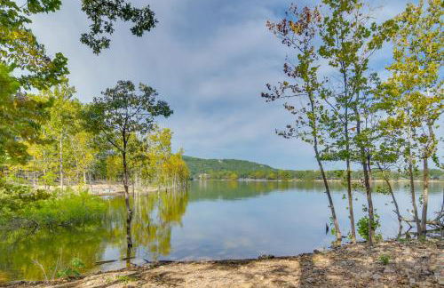 Relax Fireside! Hot Tub Haven on Table Rock Lake - Foto 31