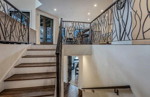 Cozy mountain home w riverfront patio - Foto 38