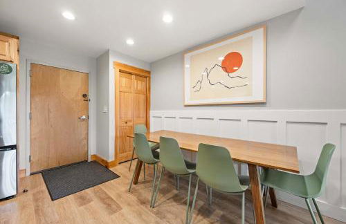 Renovated Ski In Out Condo King Bed Patio Grill - Foto 11